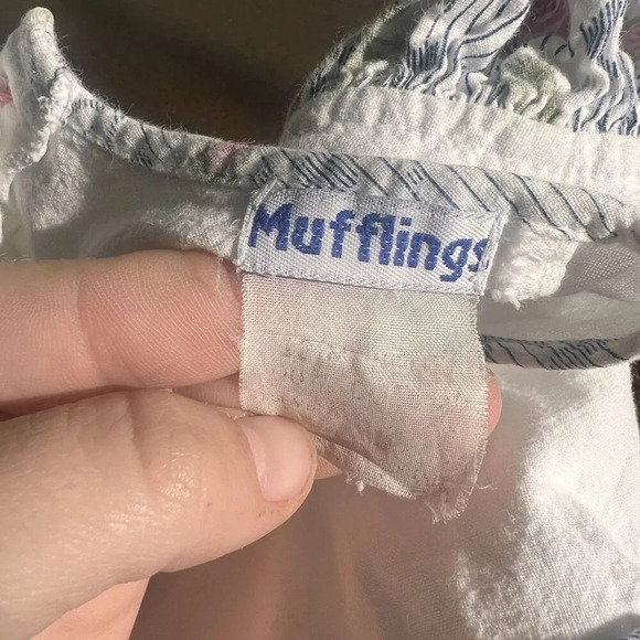 Baby Girls Muffling Sleeveless White Romper With Ruffle Accents & Button Closure - Picture 3 of 3